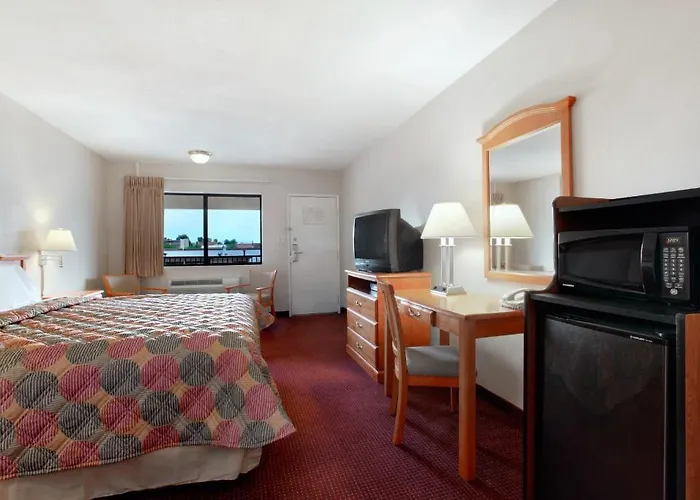 Hotel Super 8 By Wyndham Tempe/asu/airport