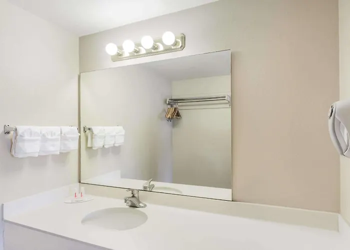 Super 8 By Wyndham Tempe/asu/airport Hotel 2*